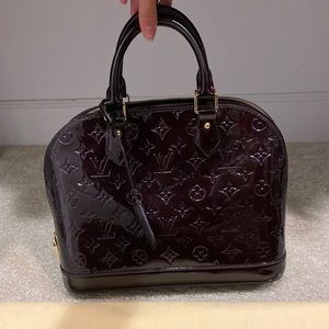 SOLD - LOUIS VUITTON 👜 VERNIS ALMA PM AMARANTE